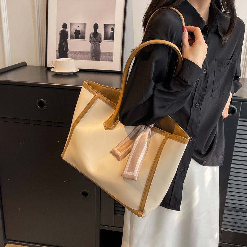 High End Minimalist Contrasting Large Bag For Women 2024 New Versatile Popular Shoulder Bag Large Capacity Commuting Tote Bag_voghion.com