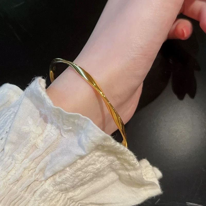 Little Red Book Explosions Solid Mobius Closed Fashion Joker Bracelet Gift For Girlfriend Factory Outlet_voghion.com