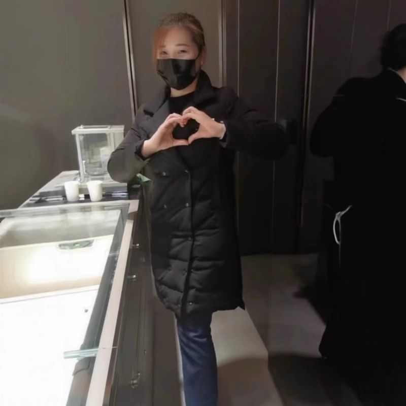 "Luxuriöse weiße Entendaunenjacke für Juwelierpersonal – Hochwertiger warmer Wintermantel mit Anzugkragen (Schwarz, S–L)"_voghion.com