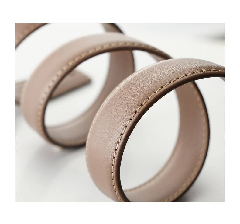 Eleganter und vielseitiger Ledergürtel mit glatter Schnalle für Kleider und Hosen, leichtes Luxus-Modeaccessoire in Schwarz, Braun und Elefantengrau mit goldener Schnalle_voghion.com