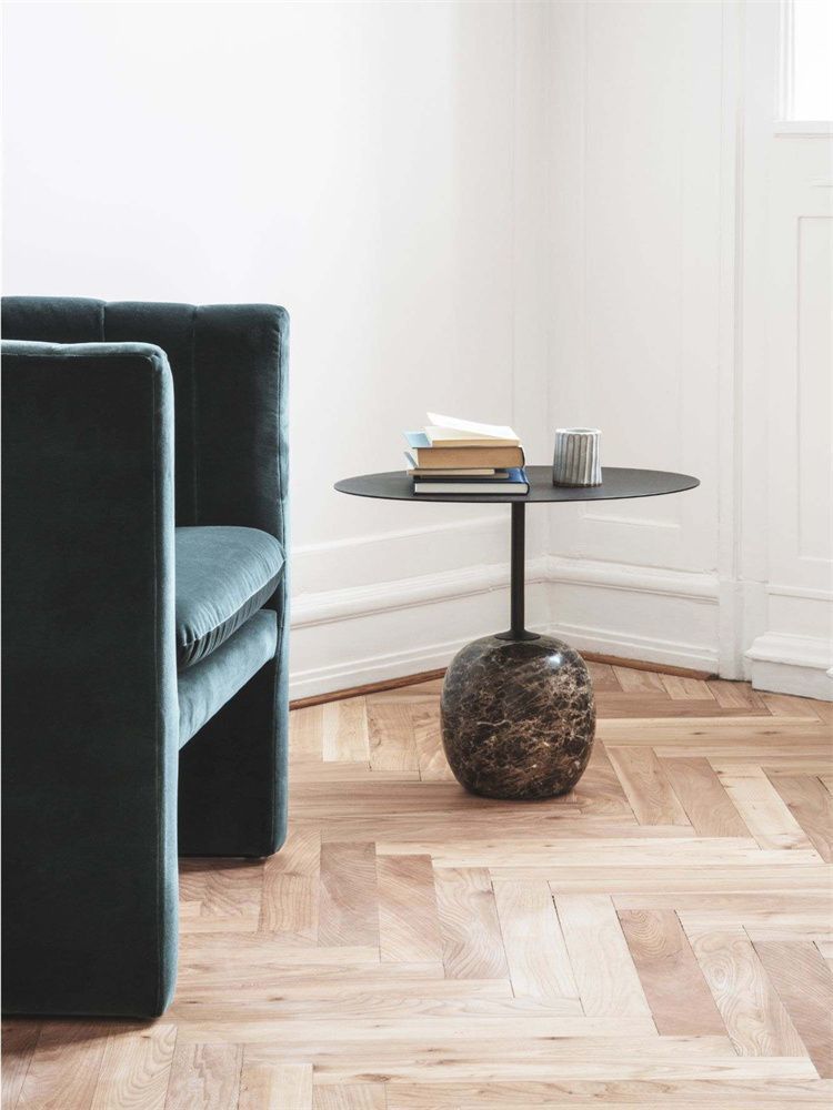 Arredamento minimalista in marmo, modello di design, camera da letto, divano nordico, tavolino rotondo, arte in ferro_voghion.com