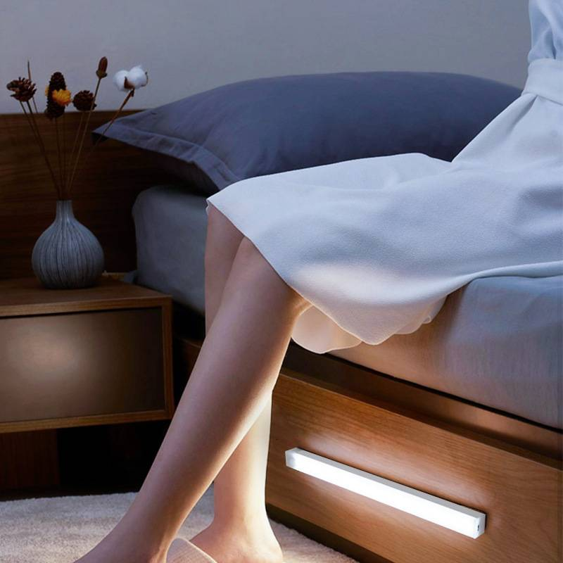 Tira de luces LED con sensor de movimiento inteligente y soporte magnético, recargable por USB, para armarios, roperos y pasillos (luz cálida/blanca)_voghion.com