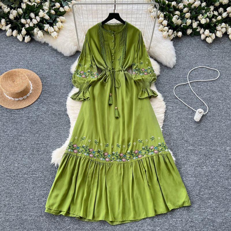 Vintage-Kleid mit bestickter Spitze und Glockenärmeln – Korsettschnürung und Schößchensaum für eine romantische Silhouette_voghion.com