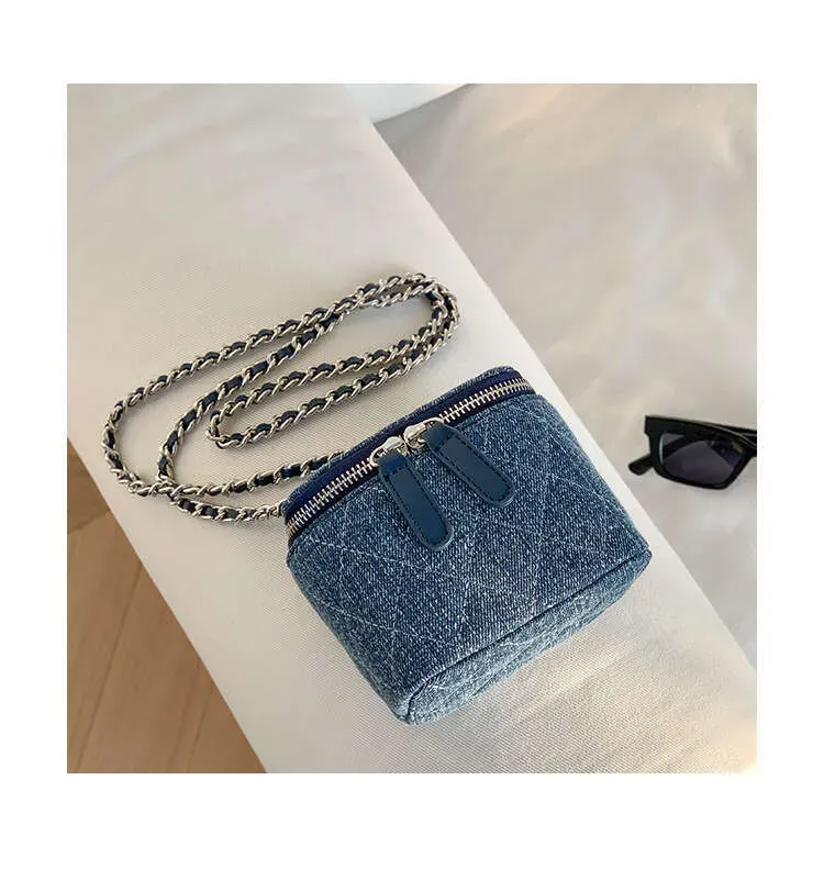 Borsa a tracolla mini in denim trapuntato con catena, stile fashion, per donna_voghion.com