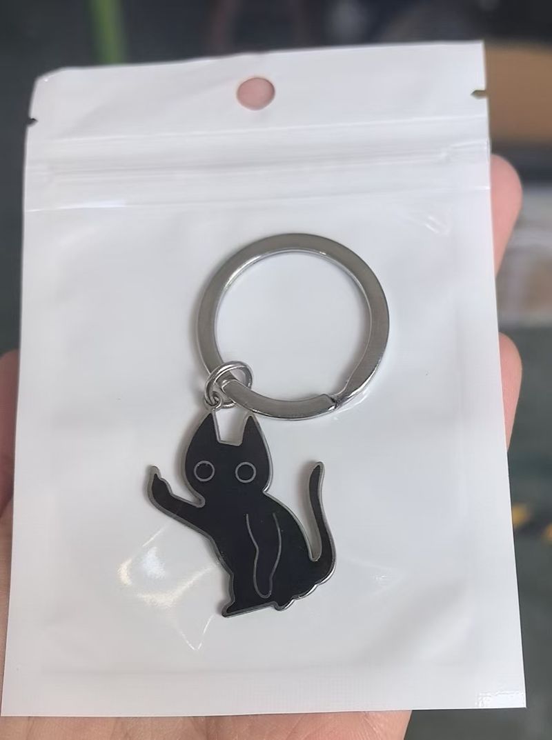 Portachiavi a forma di gattino scontento, divertente, in acciaio inossidabile, con ciondolo a forma di gatto nero con dito medio verticale._voghion.com