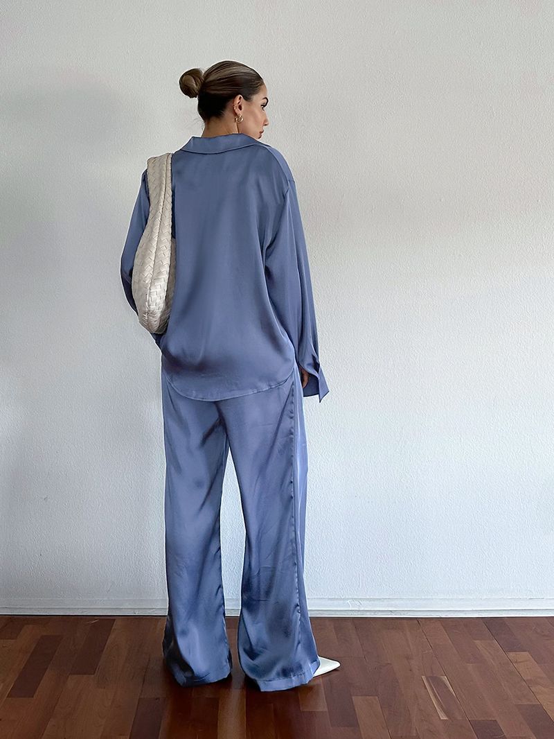 Design di abbigliamento femminile casual camicia e pantaloni in raso blu, completo due pezzi_voghion.com
