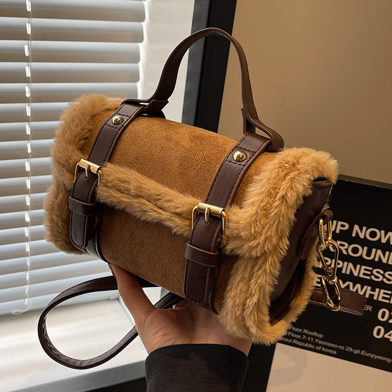 Plush women, versatile for autumn and winter 2024, new fashionable single shoulder crossbody bag, popular this year,_voghion.com