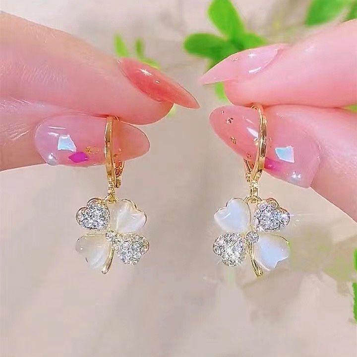 Orecchini a forma di fiore con quattro foglie e occhio di gatto con diamanti per le donne, orecchini di design di nicchia alla moda, orecchini di lusso leggeri e temperanti_voghion.com