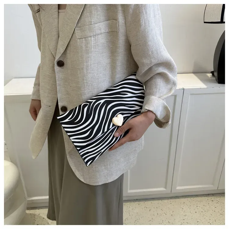 Portafoglio da donna di grande capacità in PU, alla moda, pochette con monete, chiuso, con stampa leopardata e a righe di mucca, 250314l_voghion.com