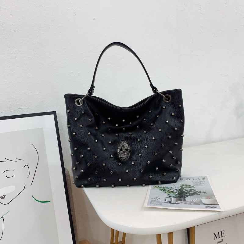 Borsa a tracolla con secchiello gotico - Borsa a tracolla con teschio borchiato di grande capacità per donna (borsa tote alla moda per tutti i giorni, spaziosa e regolabile, in stile punk)_voghion.com