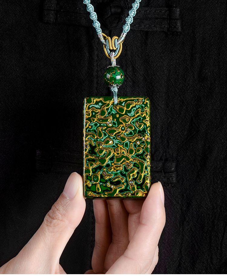 The luxurious "big lacquer" brooch, a traditional craft of China's intangible cultural heritage, brings good luck, wealth, and clears negative energy _voghion.com