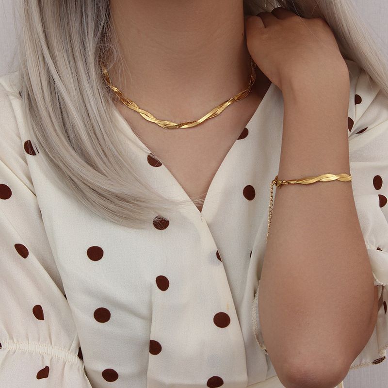 Bijoux pour femmes, design de niche, chaîne de clavicule à deux brins tressée en forme d'arête de poisson, bracelet en acier inoxydable plaqué or K, collier_voghion.com
