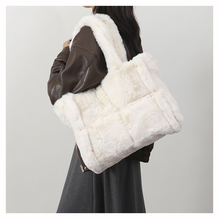 Piccola borsa a mano in pelliccia di nicchia per donna, nuova moda autunno e inverno 2024, borsa a mano in peluche di grande capacità_voghion.com