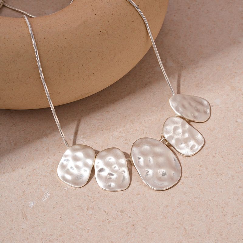 Collana clavicola ovale irregolare metallica piegata_voghion.com