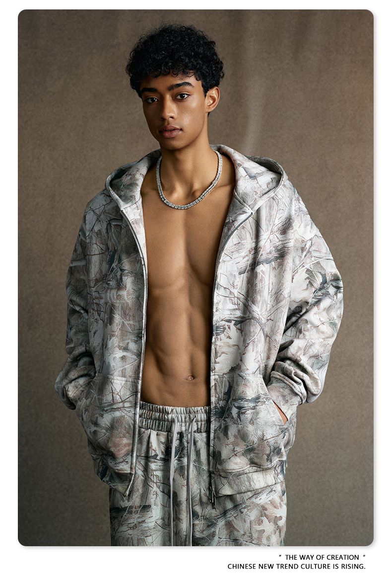 Ensemble deux pièces tendance pour homme, sweat-shirt camouflage en velours, streetwear, sweat à capuche et jogging en polaire camouflage – Tenue deux pièces tendance pour un confort hivernal_voghion.com