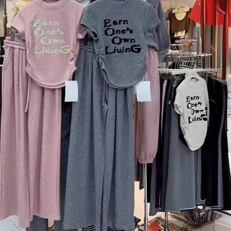 Design di abbigliamento da donna, maglietta a maniche corte slim, pantaloni piccoli e abito due pezzi_voghion.com