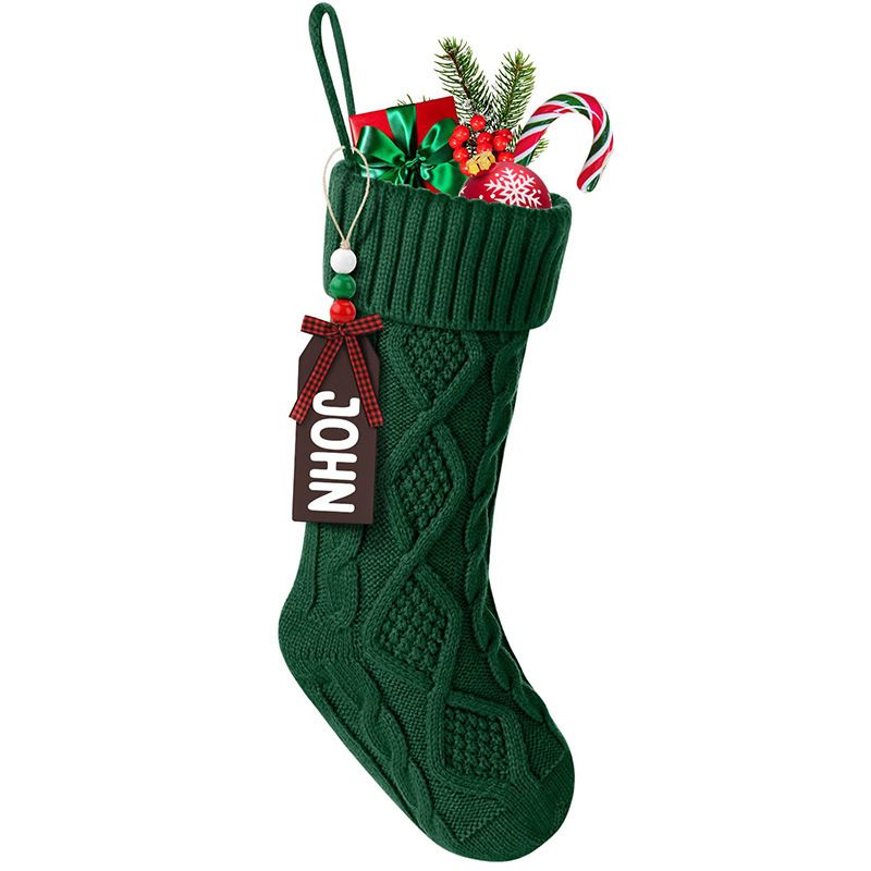 Gezellige gebreide kerstsokken met houten kralenlabels - feestelijke decoratie voor de open haard, kerstboom en cadeauzakjes (groen/rood/wit 32 cm)_voghion.com