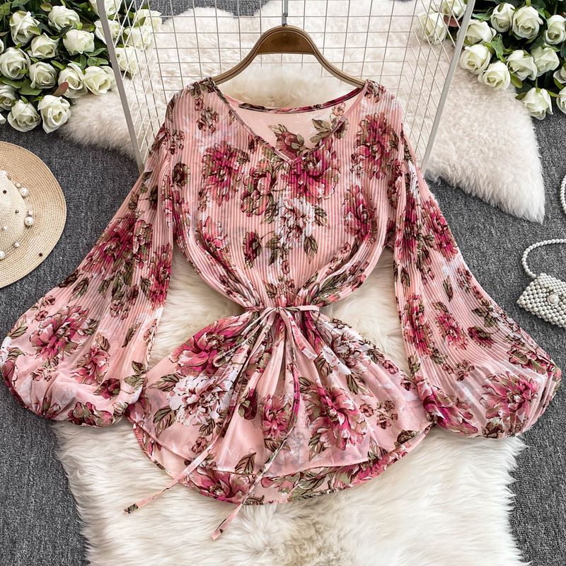 Completo da donna in due pezzi, stile maturo e leggero, con camicia a pieghe a fiori e vita ampia + pantaloni dritti a gamba larga e vita alta._voghion.com