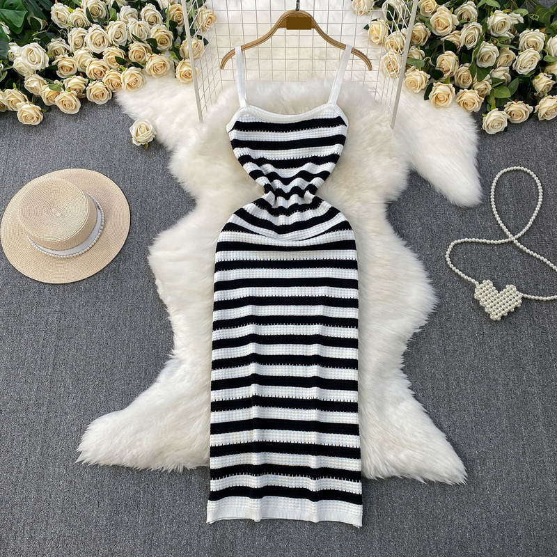 Abito da donna a righe in maglia con bretelle, gonna lunga per le vacanze, snellente per il temperamento e per i fianchi_voghion.com