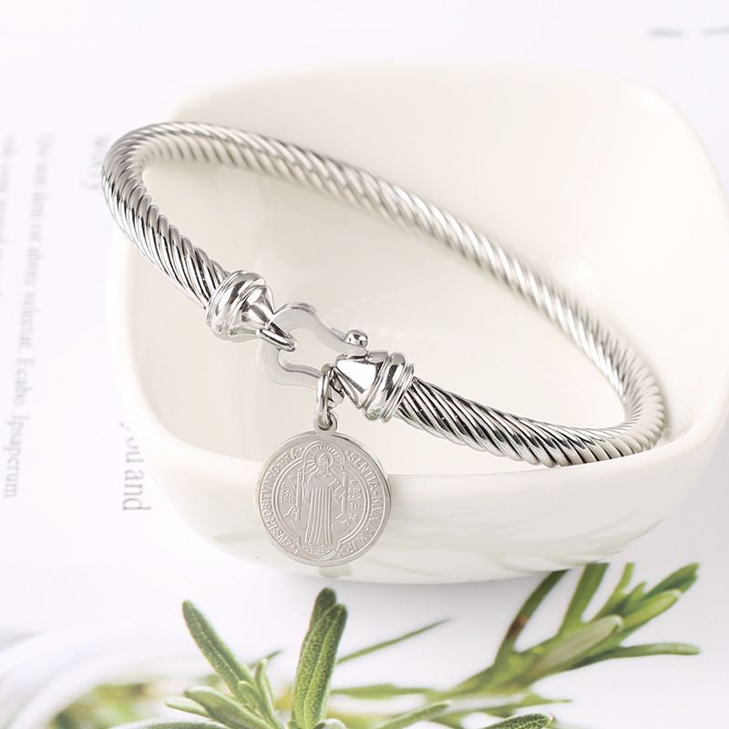 Neues Stahldraht-Armband „Benedict“ mit rundem Anhänger und Kreismuster_voghion.com