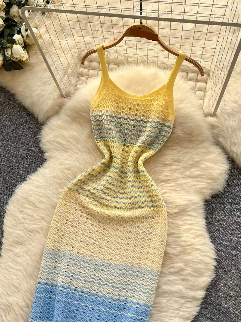Abito con bretelle da donna, sexy, alla moda, in tinta unita, con vita sottile e gonna lunga in maglia sui fianchi._voghion.com