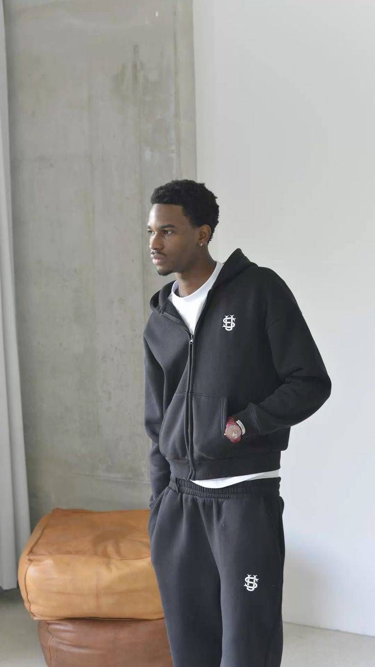 Herren-Set mit Kapuzenpullover und Jogginghose. Normale Passform, nicht dehnbarer Stoff mit Taschen. Ideal für Herbst/Winter, Freizeit und Sport. Mit Logo._voghion.com