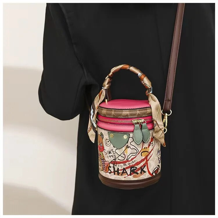The new personalized graffiti print fashion tote with simple slant bucket bag_voghion.com