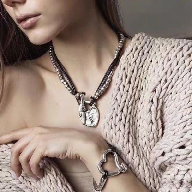 Collier en cuir personnalisé avec perles et lettres de verrouillage d'amour, chaîne de pull tendance de luxe légère pour femmes_voghion.com
