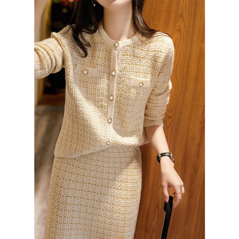 Completo autunnale in maglia – Due pezzi in tessuto effetto lana con bottoni (nero/beige, a righe/a quadri)_voghion.com