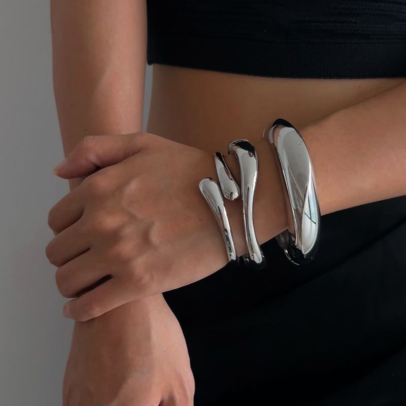 Bracciale da donna in lega aperta, di design, in argento, punk, leggero e di lusso, con personalità._voghion.com