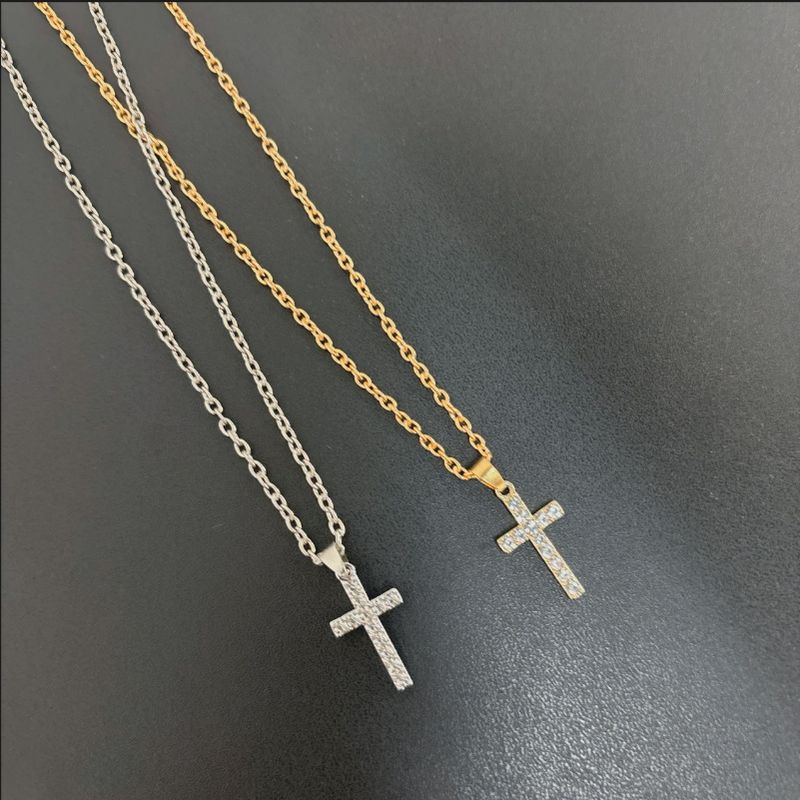 Accessori Collana con croce in metallo sottile, geometrica, semplice e versatile, con micro intarsi di strass, per donna_voghion.com