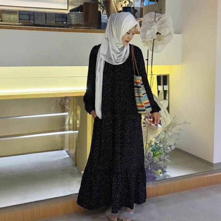 Damenbekleidung, modisches Midikleid mit Blumendruck, Ballonärmeln, Wickeltaille, gestuftem Saum und Taschen – Weinrot und Schwarz (S-XXL)_voghion.com