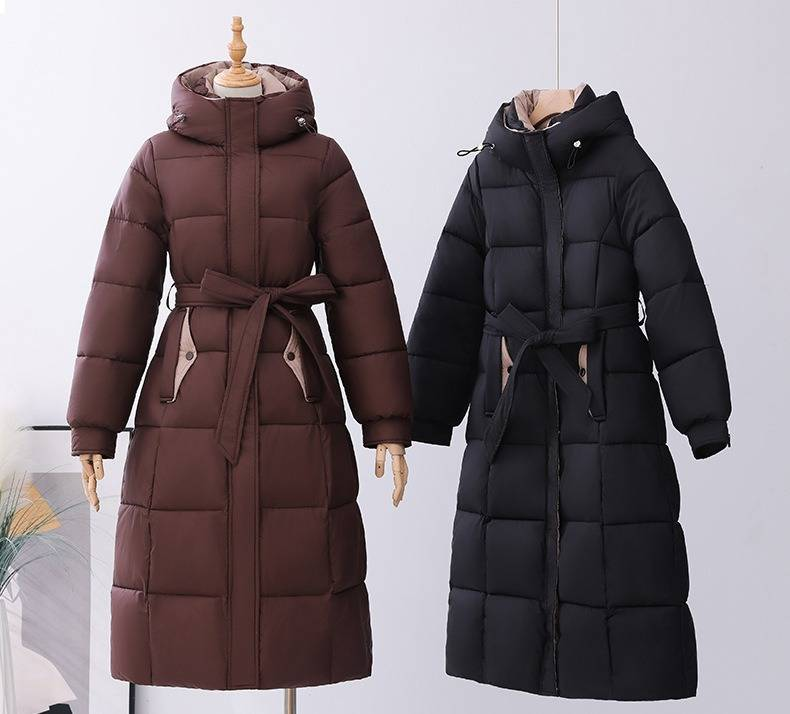 Casaco puffer longo bicolor com capuz e cinto – Jaqueta acolchoada slim fit (preto/café, tamanhos M-XXXL)_voghion.com
