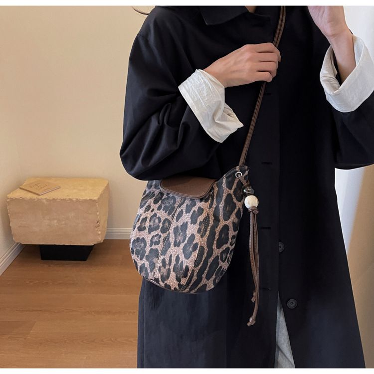 Design di nicchia Zucca Texture di alta qualità Moda Stampa leopardata Perline Secchiello Semplice Stile letterario Spalla singola_voghion.com