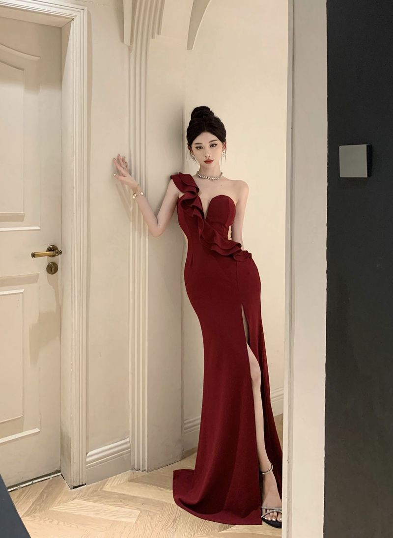 Abito da sirena con spalle scoperte, orlo asimmetrico e inserti in rete trasparente - Abito da sera con spacco profondo per feste e serate di gala (nero/bordeaux, S-XL)_voghion.com