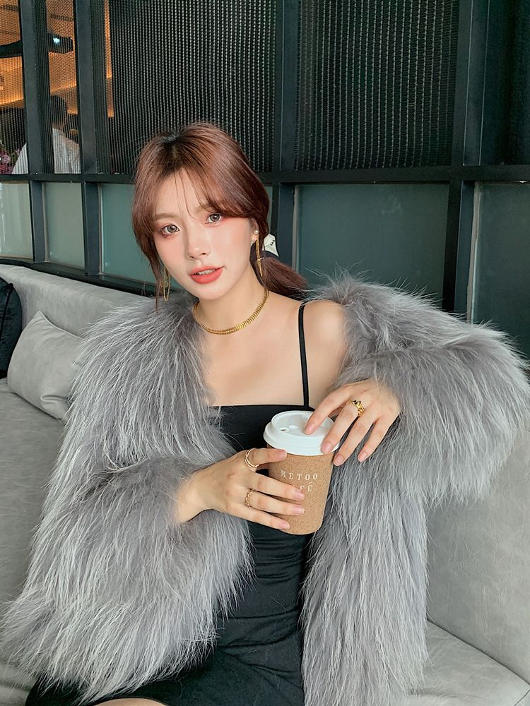 Cappotto corto invernale da donna in pelliccia sintetica con fodera trapuntata - Capispalla comodo ed elegante nei colori crema, grigio, nero e latte_voghion.com