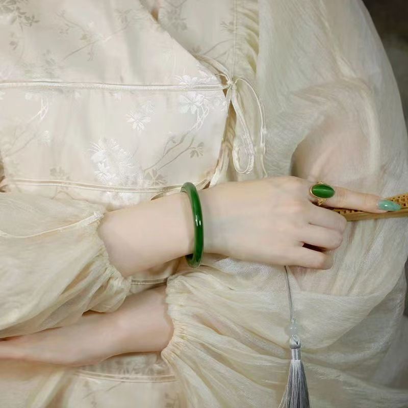 Hurtowa, ręcznie robiona okrągła bransoletka z jadeitu w stylu Tanxi z Xinjiang, z zielonkawym odcieniem i brzęczącym dźwiękiem. Łańcuszek na rękę._voghion.com