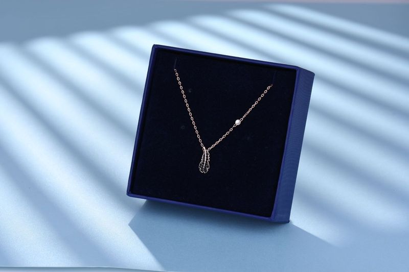 Svart fjäderhalsband för kvinnor Lätt liten storlek Element Anti-kristall nyckelbenshalsband_voghion.com