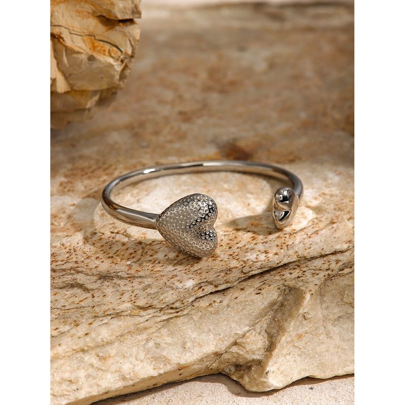 Bracciale a forma di cuore asimmetrico con motivo a martello in acciaio inossidabile colorato di JD Designer, minimalista e unico, in titanio e acciaio aperto_voghion.com
