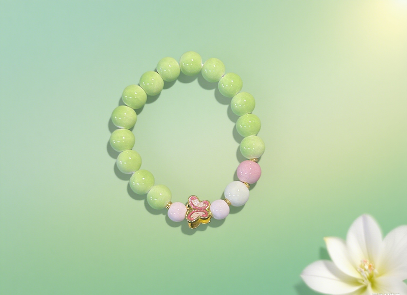 Boho-Armbänder aus grünen Keramikperlen – Schmetterlingsanhänger und -farbe – Blockstile_voghion.com