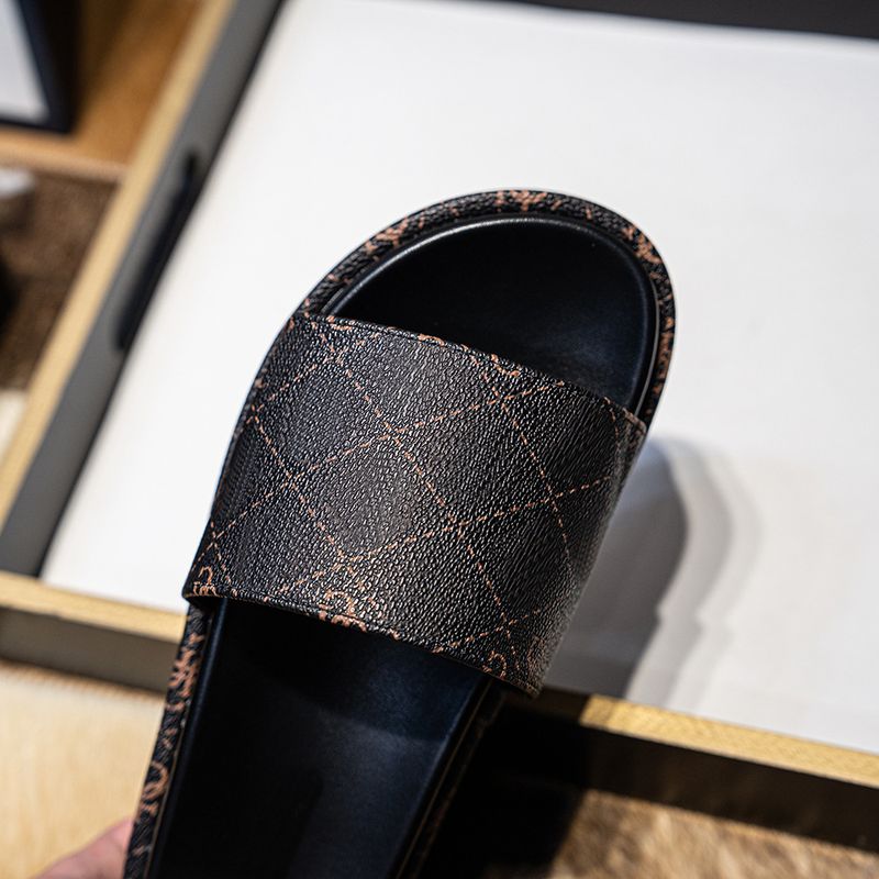 Pantofole da donna con fondo spesso di grandi dimensioni per il commercio estero 2024 nuovi sandali con plateau con una parola Pantofole per ragazze_voghion.com