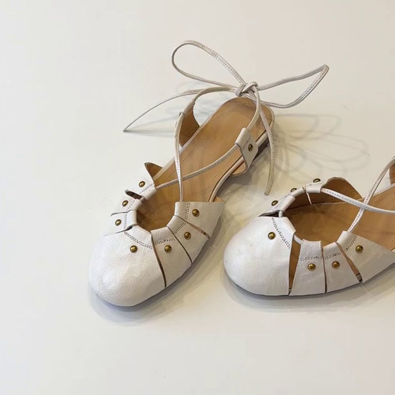 Sandali da donna con punta aperta, eleganti e alla moda, in pelle di pecora e cinturino con rivetti_voghion.com
