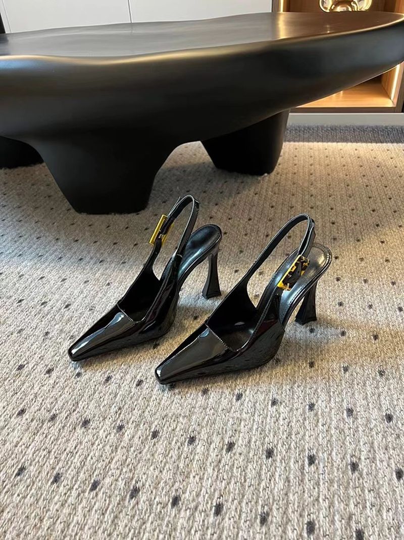 Høyhælte sko i lakkskinn fra 2024, ny vår/sommer-runway-visning, med grunt snitt og firkantet tå, iført sexy single._voghion.com