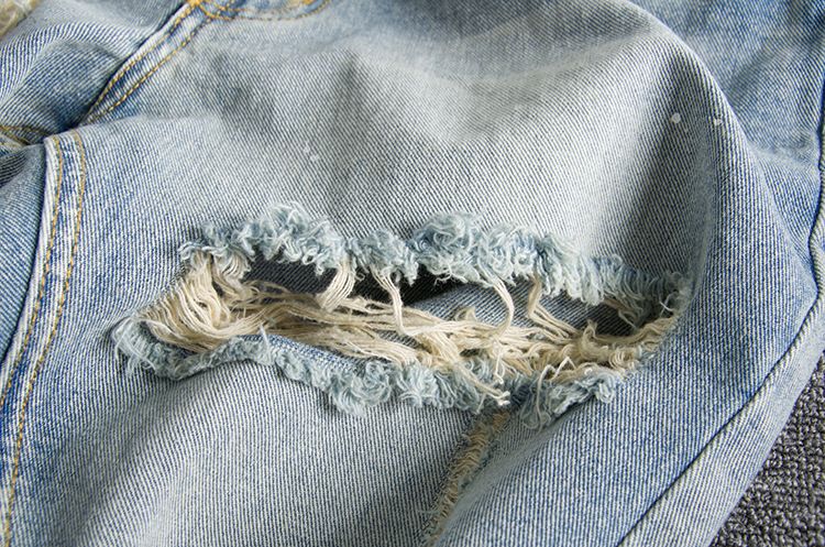 Herrenbekleidung, gewaschene und abgenutzte Tintenspritzer, große Löcher, trendige, originelle Herren-Jeansshorts für Jugendliche_voghion.com