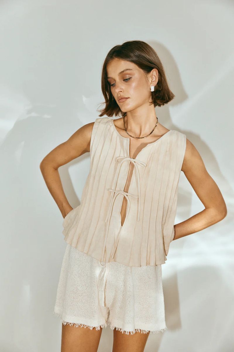 Completo da donna europeo e americano, primavera ed estate 2025, in cotone e lino, senza maniche, due pezzi, con camicia e gonna lunga da donna con spalline sottili._voghion.com