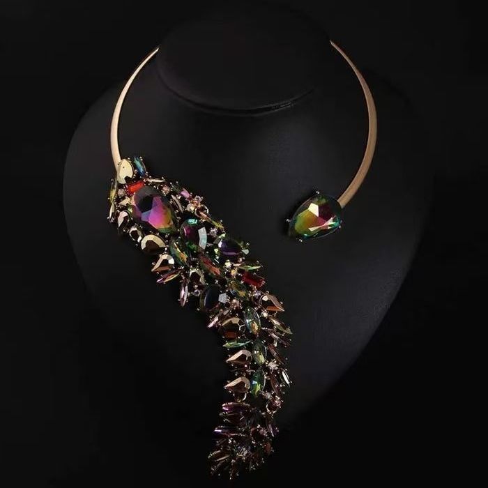 Plume exagérée eau diamant col ouvert mode femme personnalité luxe banquet robe photographie accessoires_voghion.com