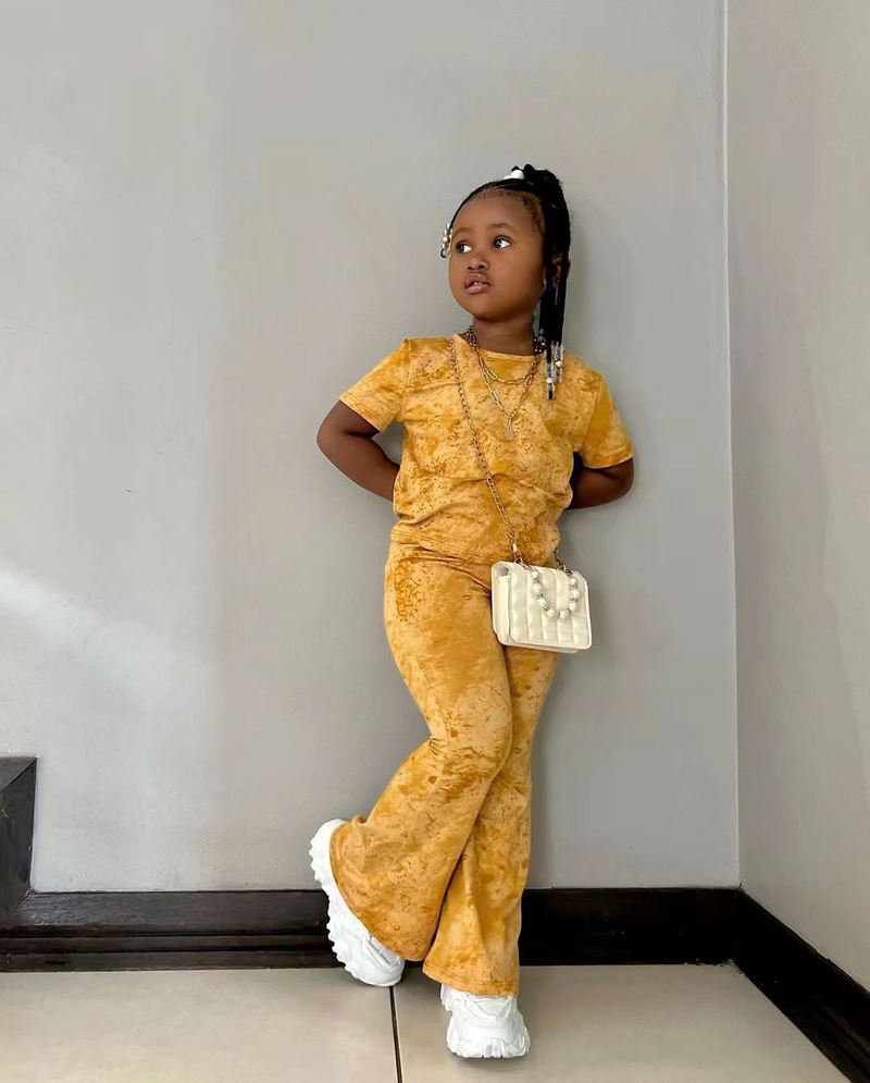 M8025 Comercio exterior europeo y americano 2023 nuevo estilo Instagram ropa para niños conjunto de manga corta Veet dorado para niña_voghion.com