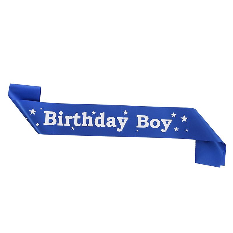 Cinturón de fiesta con corona de cielo estrellado azul y etiqueta para cumpleaños de niño._voghion.com