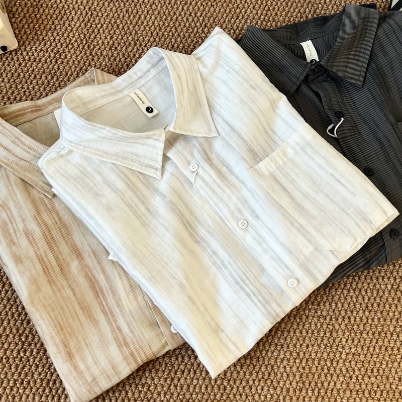 Una camicia estiva da uomo a maniche corte in tessuto Tencel con strisce retrò e una camicia ampia color sale francese_voghion.com