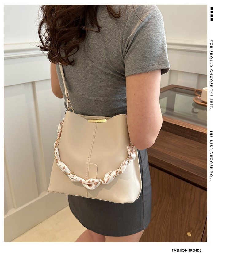 Secchiello alla moda ad alta capacità nel 2024, nuova tracolla a catena con design di nicchia, borsa a tracolla per donna_voghion.com